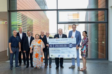 Scheckübergabe der Zahnaltgold-Sammelaktion am Universitätsklinikum Regensburg